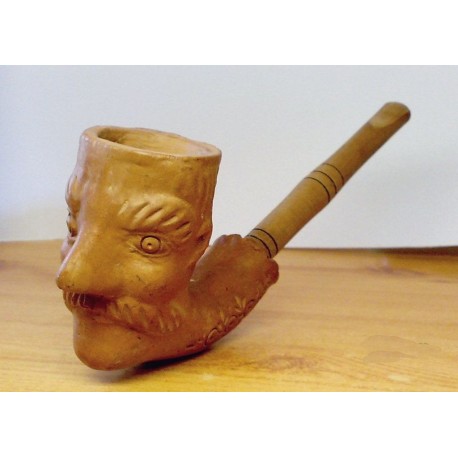 Cseréppipa nagy bajuszos figurával, natúr fa szárral, gyűjteménybe.