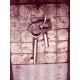 Kulcs, vagy zsebóra tartó a kandallódra, kandalló forma festett faragott dekorációval.