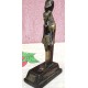 Ramszesz. Egyiptomi fáraó bronz szobra hieroglifákkal díszítve.
