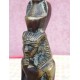 Ramszesz. Egyiptomi fáraó bronz szobra hieroglifákkal díszítve.