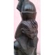 Fekete fáraó álló szobor körben egyiptomi szimbólumokkal, és hieroglifákkal.