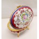 Rózsás ovális lábakon álló ékszeres szelence porcelánból.
