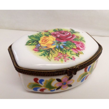 Díszes ékszeres szelence porcelánból, többféléből lehet választani.