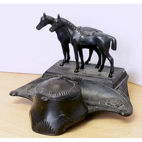 Szecessziós stílusú lovas szobor tintatartóval. Fellelt állapotban.