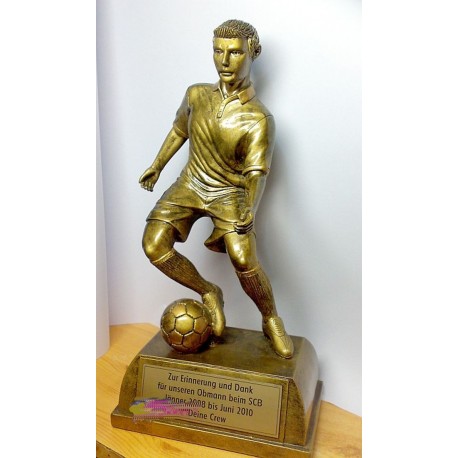 Cristiano Ronaldoról mintázott futballista relikvia, nagy méretű műgyanta szobor.