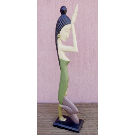 Ima és hála. Térdre ereszkedve kezét a feje fölé imára emelő leány Bali szigetéről.