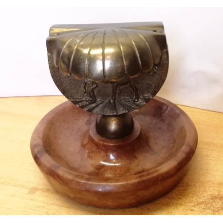 Bronz hamuzó emléktárgy kétpúpú tevével márvány talapzaton. Kapitány és társai