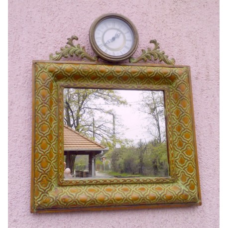 Falitükör órával antikolt öntöttvas keretben, rusztikus lakberendezéshez ajánlom.