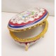 Rózsás ovális lábakon álló ékszeres szelence porcelánból.