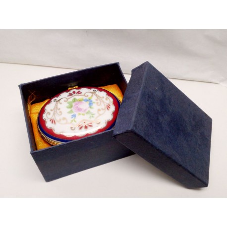 Rózsás ovális lábakon álló ékszeres szelence porcelánból.