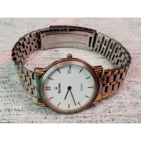 Bulova Quartz, naptáras klasszikus női karóra, aranyozott sávos csattal, szép állapotban.