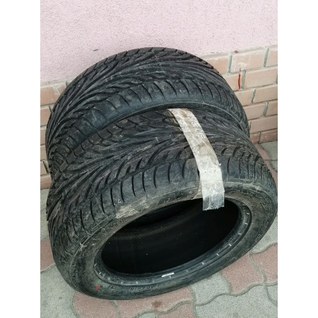 Egy pár Dunlop SP Sport 9000 225/50ZR15 méretű gumiabroncs.