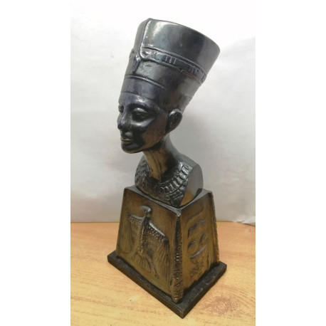 Nefertiti az egyiptomi Ehnaton fáraó felesége, hieroglifákkal díszítve.