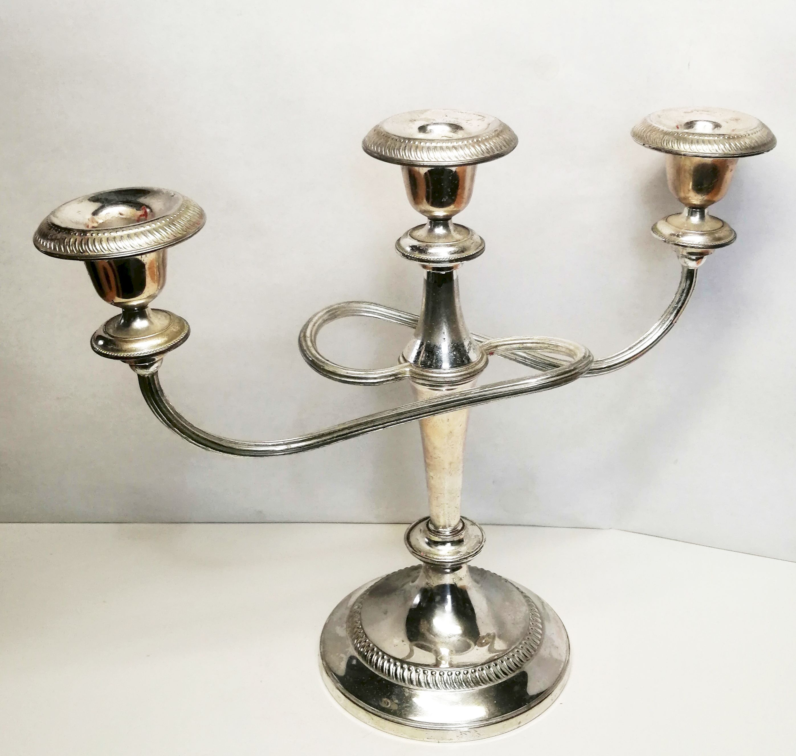 Ezüstözött neobarokk stílusú ívelt karos asztali gyertyatartó. Retro iparművészeti alkotás