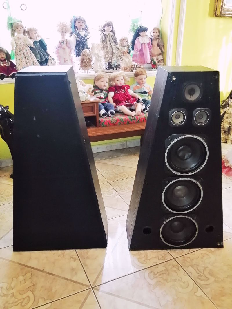 Nagy teljesítményű csonka gúla forma épített hangfal pár