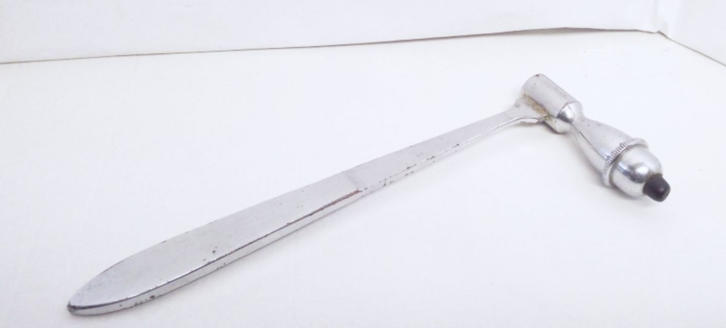 Antik krómozott orvosi eszköz reflexkalapács, mesterjeggyel