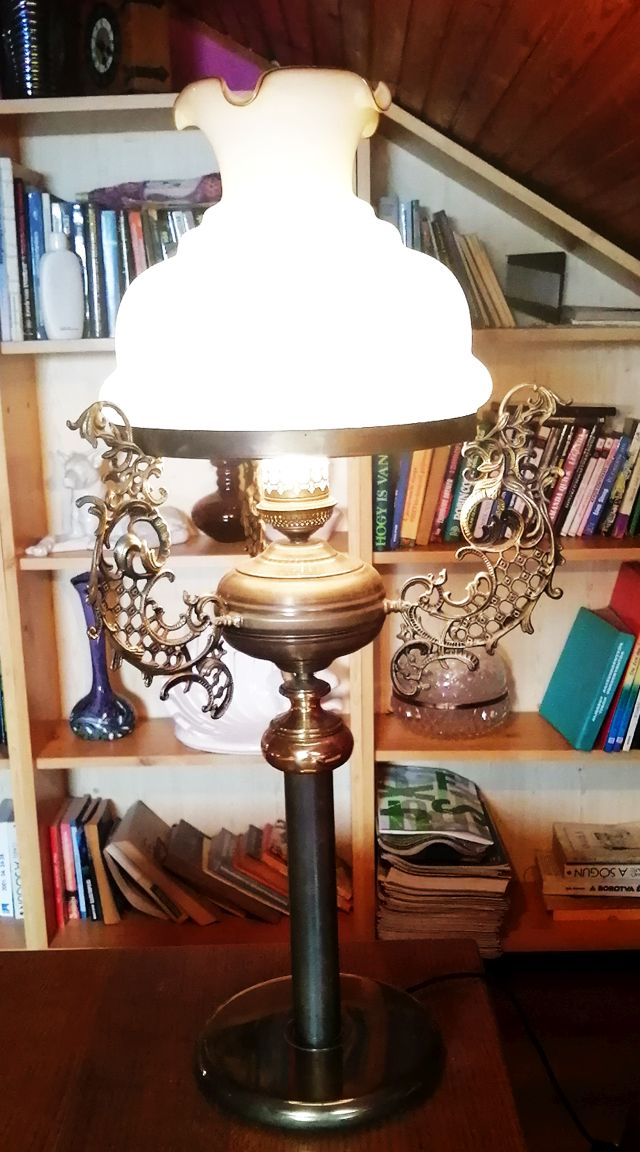 Óriás méretű antik asztali lámpa különleges karokkal, tejüveg ernyővel