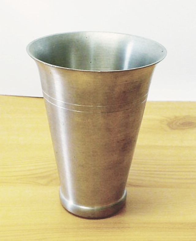 Letisztult sima oldalú ón pohár borozgatáshoz