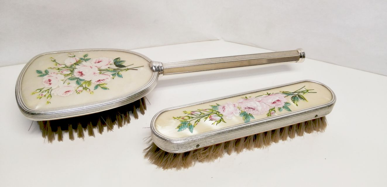 Rózsás díszítésű haj és ruhakefe páros,  Ezüstözött keretben Viktoriánus stílus