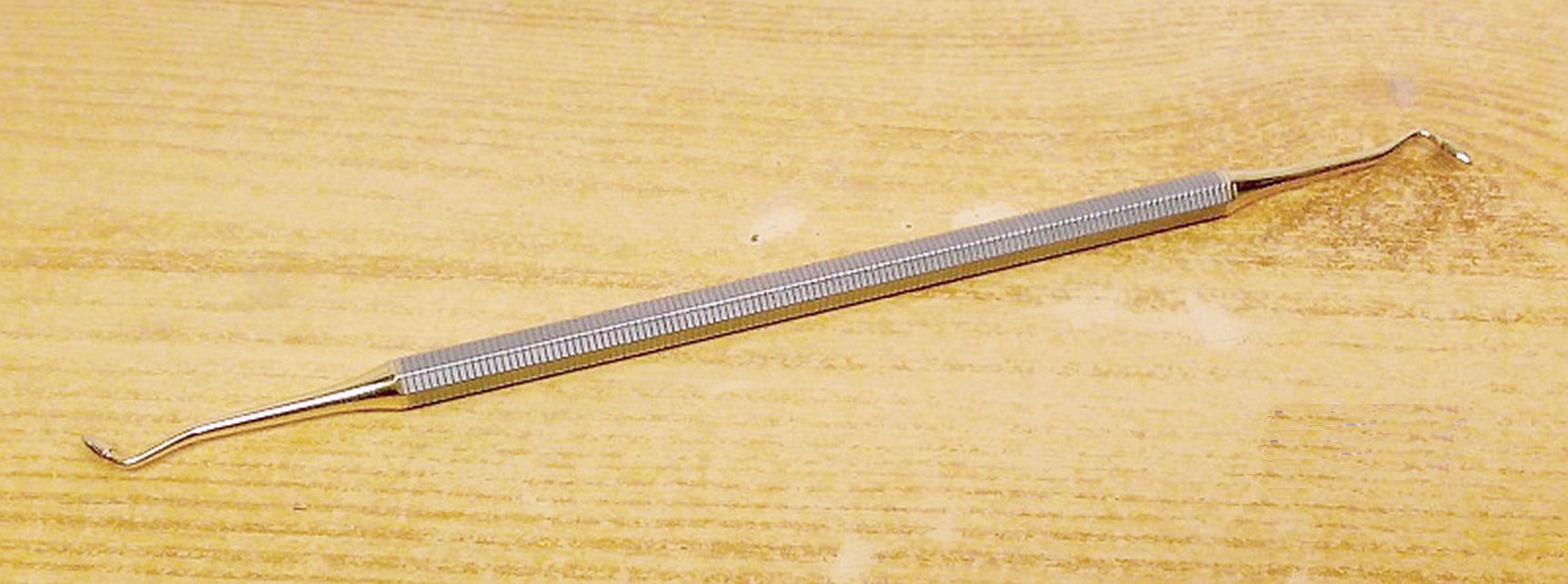 Modern aranyozott fogorvosi eszköz. Polírozó kompozit illesztéséhez.